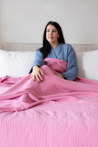 Pink handwoven 4-layer muslin Turkish cotton bedspread lifestyle. Long-staple Denizli, OEKO-TEX. Vivamaison.