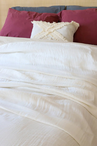 White handwoven 4-layer muslin Turkish cotton bedspread detail. Long-staple Denizli, OEKO-TEX. Vivamaison.