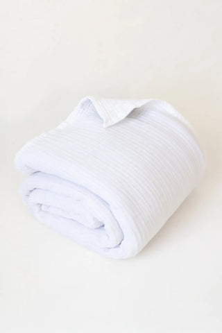 White handwoven 4-layer muslin Turkish cotton bedspread front full. Long-staple Denizli, OEKO-TEX. Vivamaison.