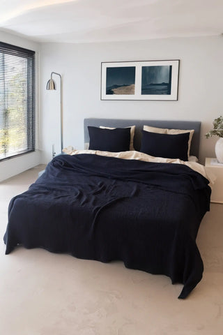 Black handwoven 4-layer soft muslin fringed bedspread draped bed. Tasseled edges, Denizli, OEKO-TEX. Vivamaison.