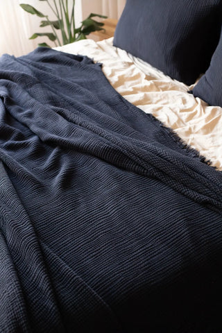 Black handwoven 4-layer soft muslin fringed bedspread fringe close up. Tasseled edges, Denizli, OEKO-TEX. Vivamaison.