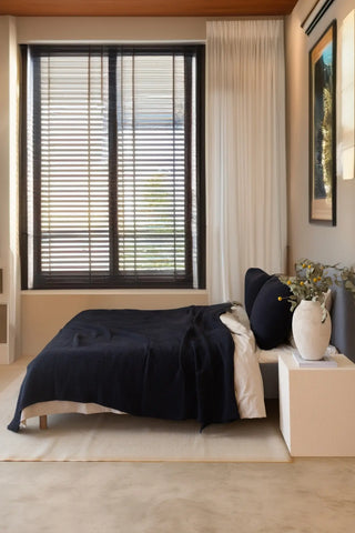 Black handwoven 4-layer soft muslin fringed bedspread front full. Tasseled edges, Denizli, OEKO-TEX. Vivamaison.