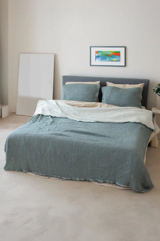 Dark Green handwoven 4-layer soft muslin fringed bedspread lifestyle. Tasseled edges, Denizli, OEKO-TEX. Vivamaison.