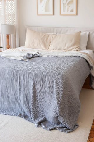 Grey handwoven 4-layer soft muslin fringed bedspread edge detail. Tasseled edges, Denizli, OEKO-TEX. Vivamaison.
