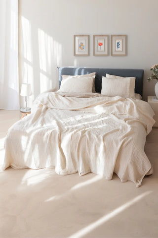 Natural handwoven 4-layer soft muslin fringed bedspread lifestyle. Tasseled edges, Denizli, OEKO-TEX. Vivamaison.