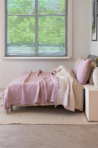 Pink handwoven 4-layer soft muslin fringed bedspread draped bed. Tasseled edges, Denizli, OEKO-TEX. Vivamaison.