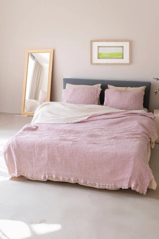 Pink handwoven 4-layer soft muslin fringed bedspread edge detail. Tasseled edges, Denizli, OEKO-TEX. Vivamaison.