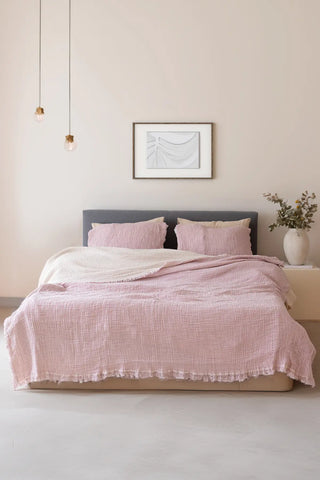 Pink handwoven 4-layer soft muslin fringed bedspread fringe close up. Tasseled edges, Denizli, OEKO-TEX. Vivamaison.