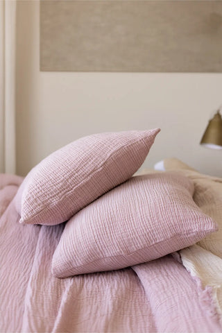 Pink handwoven 4-layer soft muslin fringed bedspread front full. Tasseled edges, Denizli, OEKO-TEX. Vivamaison.