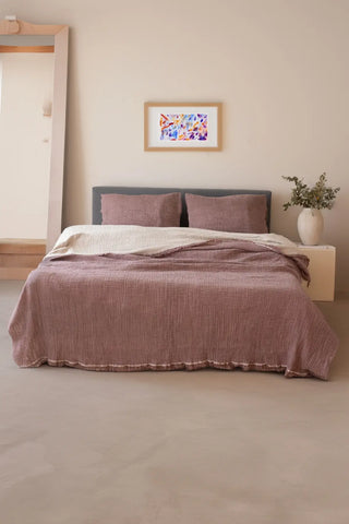 Plum handwoven 4-layer soft muslin fringed bedspread draped bed. Tasseled edges, Denizli, OEKO-TEX. Vivamaison.
