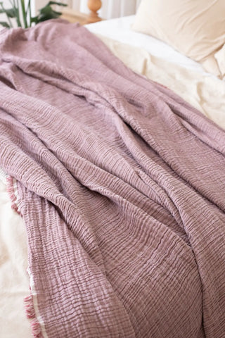 Plum handwoven 4-layer soft muslin fringed bedspread edge detail. Tasseled edges, Denizli, OEKO-TEX. Vivamaison.