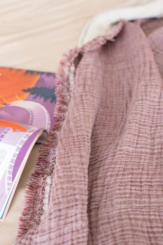 Plum handwoven 4-layer soft muslin fringed bedspread fringe close up. Tasseled edges, Denizli, OEKO-TEX. Vivamaison.