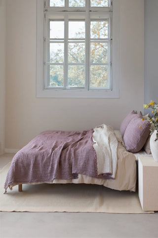 Plum handwoven 4-layer soft muslin fringed bedspread front full. Tasseled edges, Denizli, OEKO-TEX. Vivamaison.
