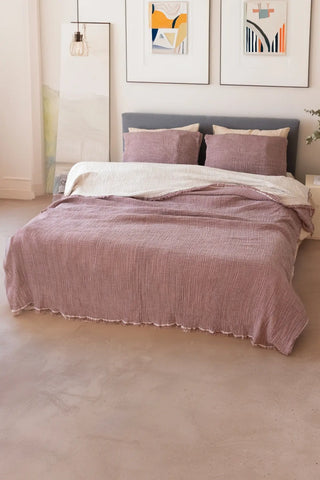 Plum handwoven 4-layer soft muslin fringed bedspread lifestyle. Tasseled edges, Denizli, OEKO-TEX. Vivamaison.