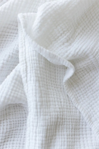 White handwoven 4-layer soft muslin fringed bedspread draped bed. Tasseled edges, Denizli, OEKO-TEX. Vivamaison.
