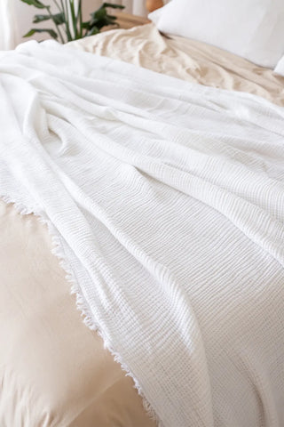 White handwoven 4-layer soft muslin fringed bedspread fringe close up. Tasseled edges, Denizli, OEKO-TEX. Vivamaison.