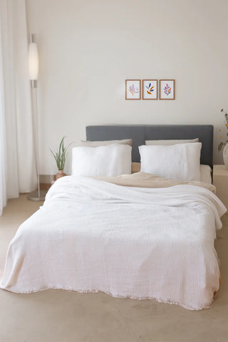 White handwoven 4-layer soft muslin fringed bedspread fringe detail. Tasseled edges, Denizli, OEKO-TEX. Vivamaison.