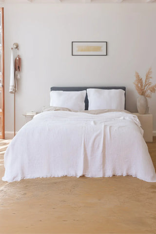White handwoven 4-layer soft muslin fringed bedspread front full. Tasseled edges, Denizli, OEKO-TEX. Vivamaison.