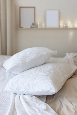 White handwoven 4-layer soft muslin fringed bedspread lifestyle. Tasseled edges, Denizli, OEKO-TEX. Vivamaison.