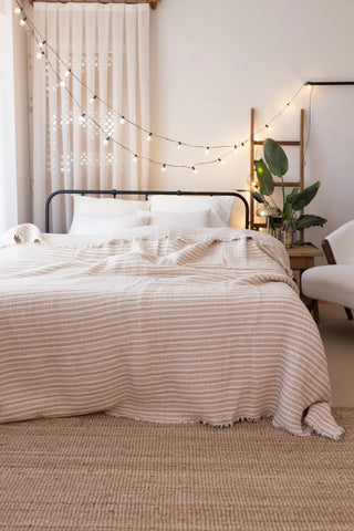 Latte Striped handwoven 8-layer muslin Turkish cotton quilt detail. Hand-tied fringe Denizli, OEKO-TEX. Vivamaison.