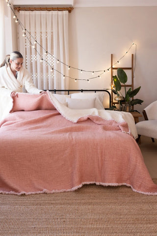 Terracotta handwoven 8-layer muslin Turkish cotton quilt bedroom lifestyle. Hand-tied fringe Denizli, OEKO-TEX. Vivamaison.