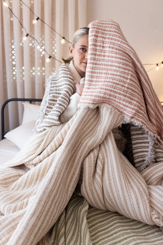 Terracotta Striped handwoven 8-layer muslin Turkish cotton quilt detail. Hand-tied fringe Denizli, OEKO-TEX. Vivamaison.