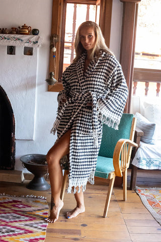 Handwoven chickpea pattern bathrobe in anthracite white, front full view. Turkish cotton Denizli, OEKO-TEX. Vivamaison.