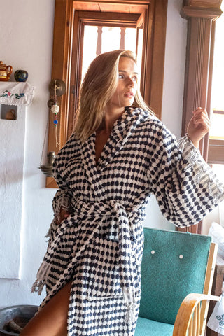 Anthracite white chickpea bathrobe side lifestyle, handwoven Turkish cotton. Denizli heritage, OEKO-TEX. Vivamaison.
