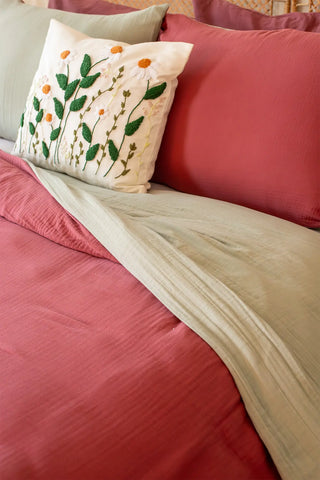Burgundy Sage Green reversible double-sided 4-layer muslin duvet cover pillow top. Handwoven Denizli, OEKO-TEX. Vivamaison.