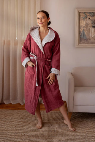 Handwoven double-sided 4-layer muslin hooded bathrobe, burgundy outer ecru inner, front. Denizli OEKO-TEX. Vivamaison.