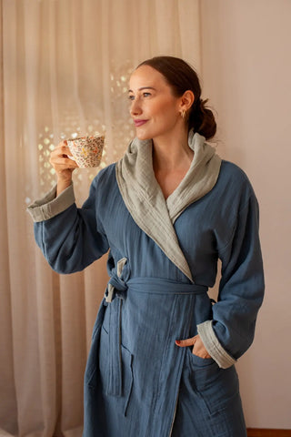 Reversible muslin bathrobe indigo-ecru front closeup coffee. Handwoven Turkish cotton Denizli, OEKO-TEX. Vivamaison.