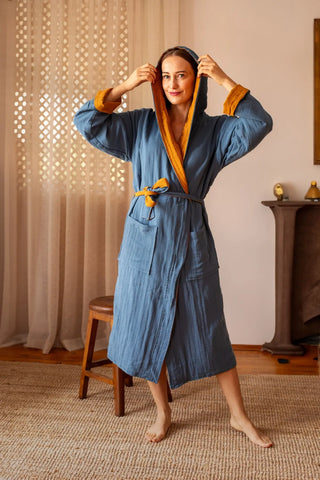 Reversible muslin bathrobe indigo outer mustard inner front. Handwoven Turkish cotton Denizli, OEKO-TEX. Vivamaison.