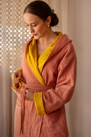 Double-sided muslin bathrobe terracotta outer mustard inner closeup. Handwoven Turkish cotton Denizli. Vivamaison.