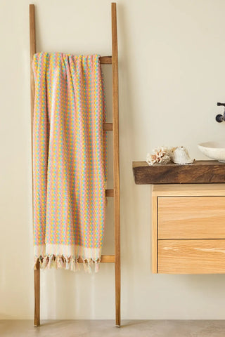 Mint Pink handwoven Turkish cotton pom pom woven towel set detail. Tasseled fringe Denizli, OEKO-TEX. Vivamaison.