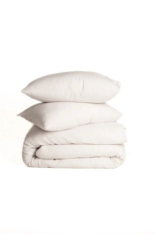Ecru handwoven soft muslin Turkish cotton plain duvet cover folded flat lay. Long-staple Denizli, OEKO-TEX. Vivamaison.