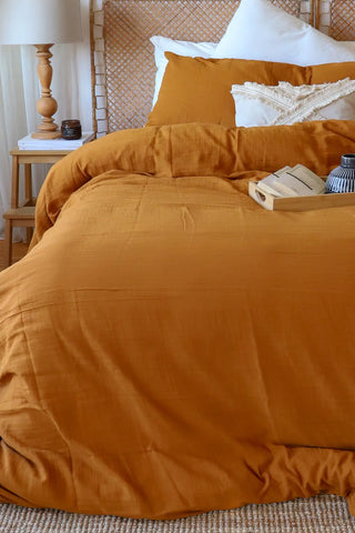 Terracotta handwoven soft muslin Turkish cotton plain duvet cover folded flat lay. Long-staple Denizli, OEKO-TEX. Vivamaison.