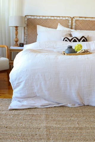 White handwoven soft muslin Turkish cotton plain duvet cover detail. Long-staple Denizli, OEKO-TEX. Vivamaison.
