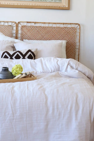 White handwoven soft muslin Turkish cotton plain duvet cover folded flat lay. Long-staple Denizli, OEKO-TEX. Vivamaison.