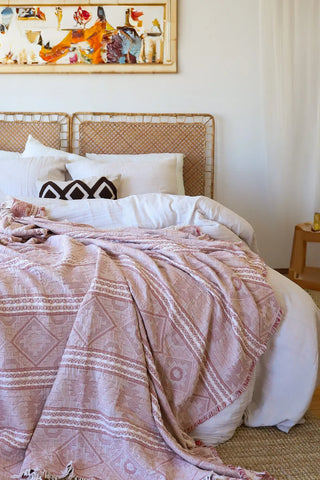 White handwoven soft muslin Turkish cotton plain duvet cover styled bed. Long-staple Denizli, OEKO-TEX. Vivamaison.
