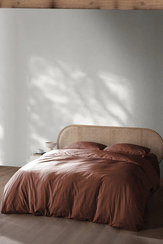 Brown handwoven stonewashed Turkish cotton duvet cover bedroom lifestyle. Vintage-soft Denizli, OEKO-TEX. Vivamaison.