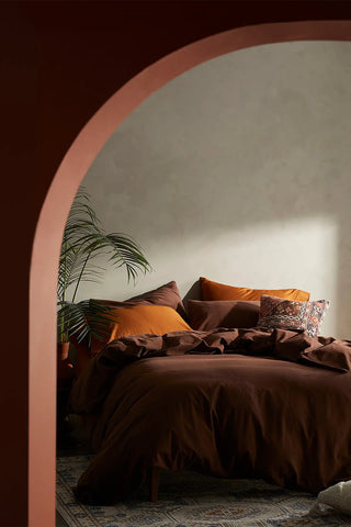 Brown handwoven stonewashed Turkish cotton duvet cover detail. Vintage-soft Denizli, OEKO-TEX. Vivamaison.