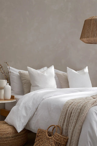 White handwoven stonewashed Turkish cotton duvet cover bedroom lifestyle. Vintage-soft Denizli, OEKO-TEX. Vivamaison.