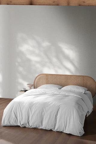 White handwoven stonewashed Turkish cotton duvet cover styled bed. Vintage-soft Denizli, OEKO-TEX. Vivamaison.