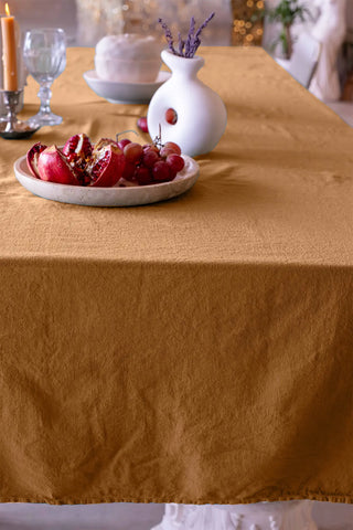 Caramel handwoven stonewashed Turkish cotton tablecloth detail. Vintage-soft Denizli, OEKO-TEX. Vivamaison.