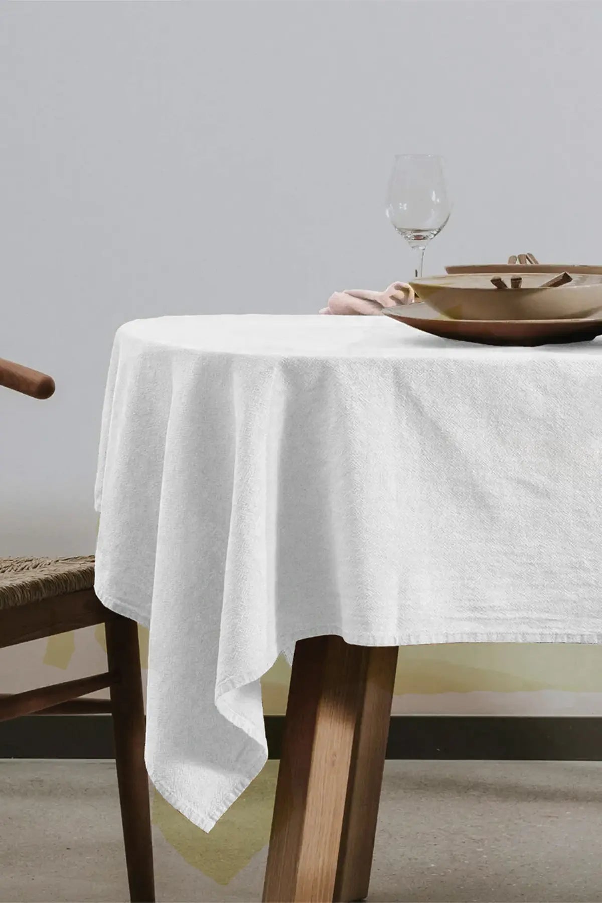 White handwoven stonewashed Turkish cotton tablecloth table setting. Vintage-soft Denizli, OEKO-TEX. Vivamaison.