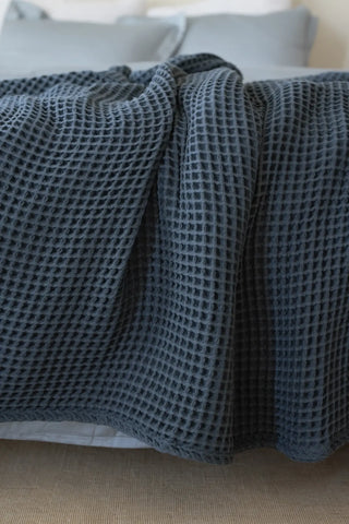 Anthracite handwoven Turkish cotton waffle weave bedspread detail. 350 GSM Denizli, OEKO-TEX. Vivamaison.