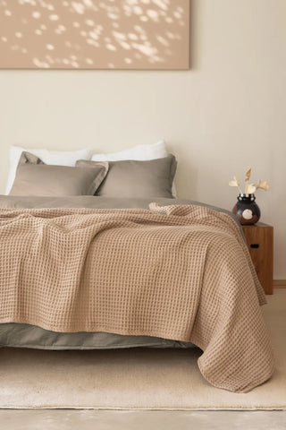 Brown handwoven Turkish cotton waffle weave bedspread detail. 350 GSM Denizli, OEKO-TEX. Vivamaison.