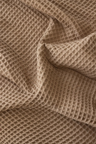 Brown handwoven Turkish cotton waffle weave bedspread lifestyle. 350 GSM Denizli, OEKO-TEX. Vivamaison.