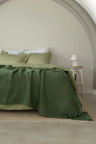 Dark Green handwoven Turkish cotton waffle weave bedspread front full. 350 GSM Denizli, OEKO-TEX. Vivamaison.