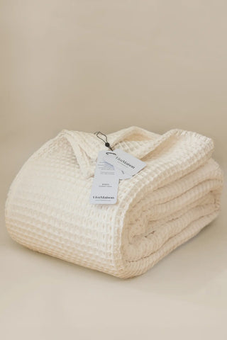 Natural handwoven Turkish cotton waffle weave bedspread front full. 350 GSM Denizli, OEKO-TEX. Vivamaison.